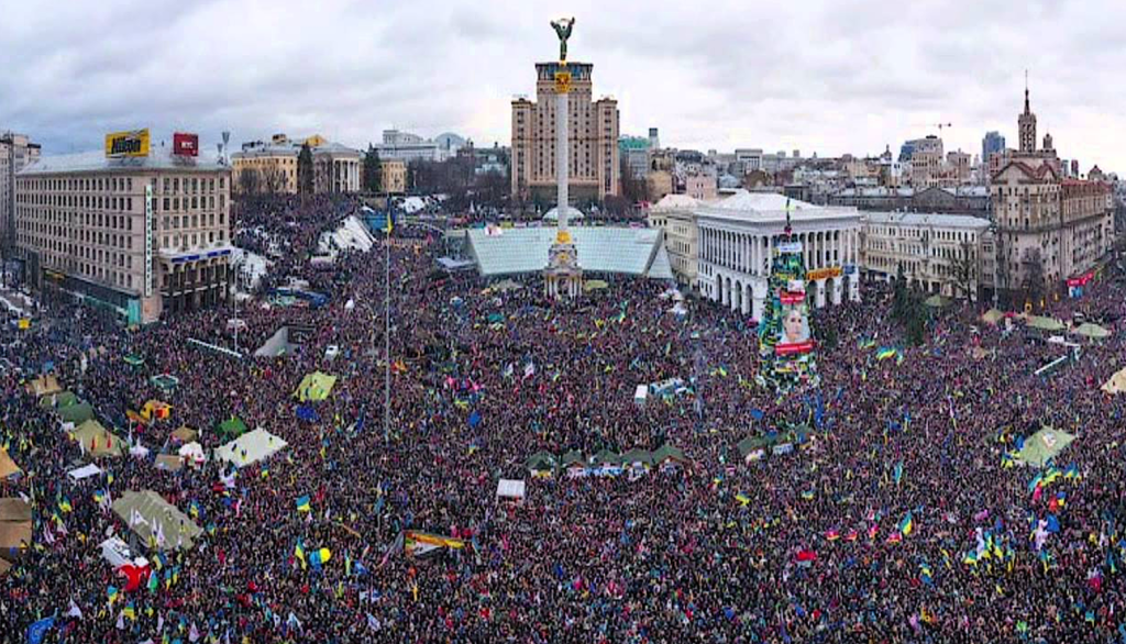 A large crowd of people in a city Description automatically generated with low confidence