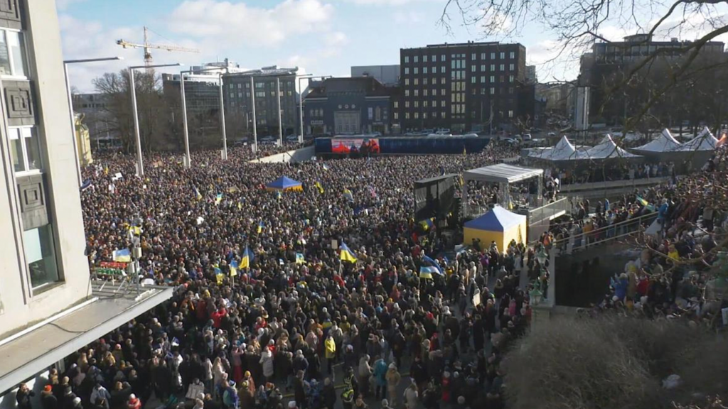 Митинги в поддержку украины. Митинги Эстония 2007. Эстония митинг. Митинг в Эстонии сегодня. Митинг Эстония Таллин.