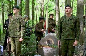 Une image contenant arbre, personne, uniforme militaire, plein air Description générée automatiquement