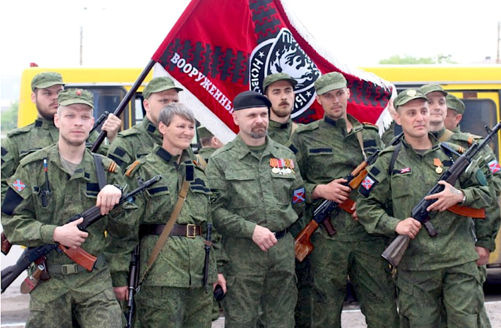 Une image contenant personne, uniforme militaire, Organisation militaire, drapeauDescription générée automatiquement