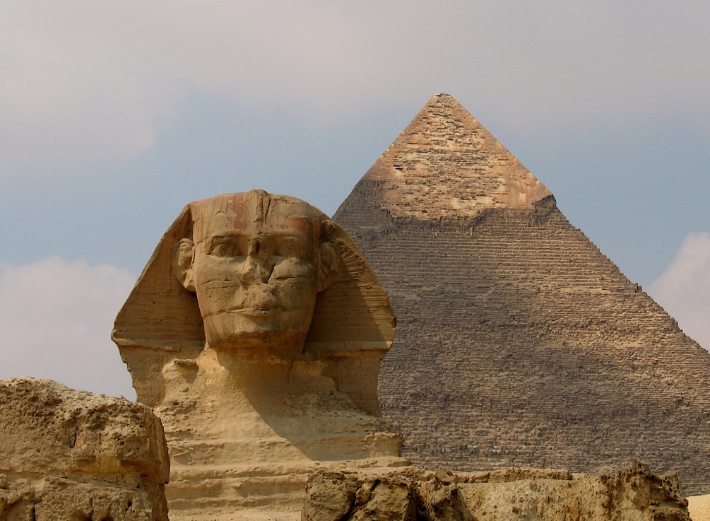 Une image contenant bâtiment, pyramide, ciel, Histoire antiqueDescription générée automatiquement