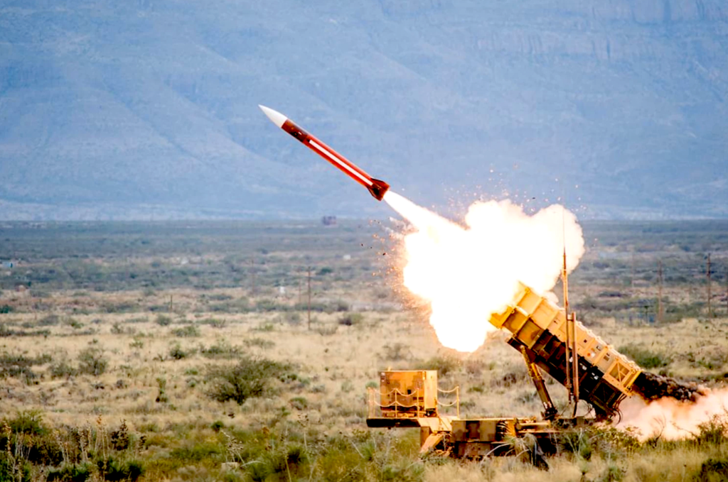 Une image contenant fusée, plein air, arme, missileDescription générée automatiquement