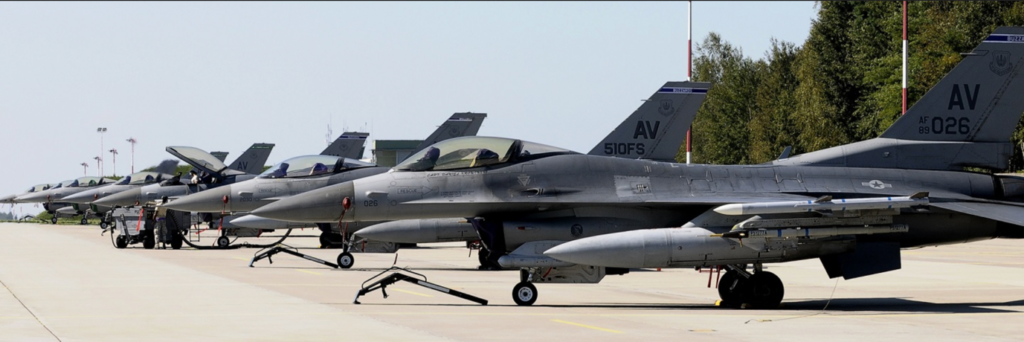 Une image contenant avion, Avion militaire, armée de l’air, plein airDescription générée automatiquement
