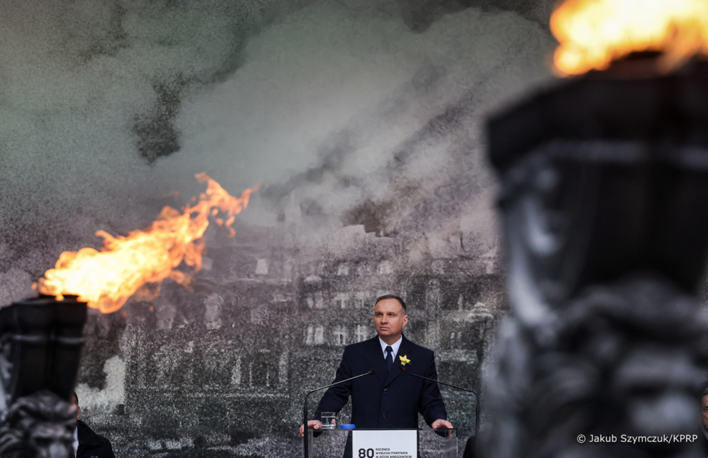 Une image contenant feu, habits, homme, explosionDescription générée automatiquement