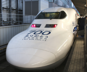 Une image contenant transport, véhicule, Shinkansen, Grande vitesse ferroviaireDescription générée automatiquement