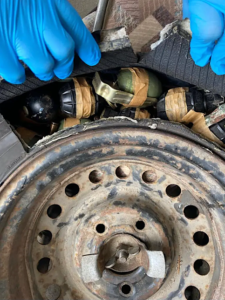 Une image contenant Pièce auto, roue, personne, habits Description générée automatiquement