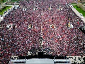 Une image contenant plein air, stade, public, fanDescription générée automatiquement