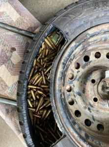 Une image contenant roue, Pièce auto, métal, solDescription générée automatiquement