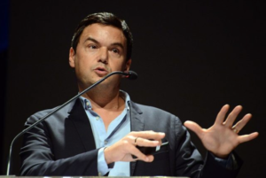 Une image contenant Visage humain, personne, microphone, habitsDescription générée automatiquement