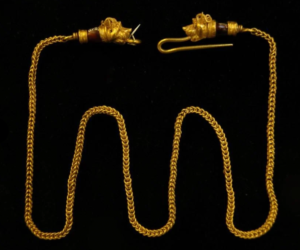 A gold chain with a piece of gold chainDescription automatically generated