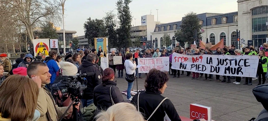 A group of people holding signsDescription automatically generated