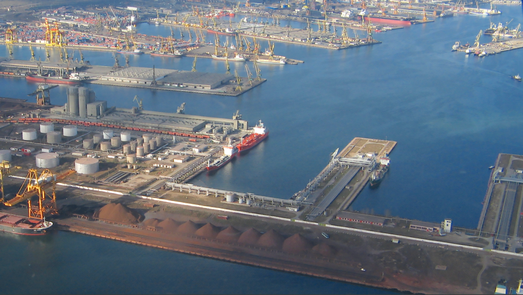 A port with many cranes and shipsDescription automatically generated with medium confidence