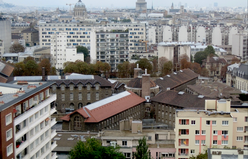 A city with many buildingsDescription automatically generated
